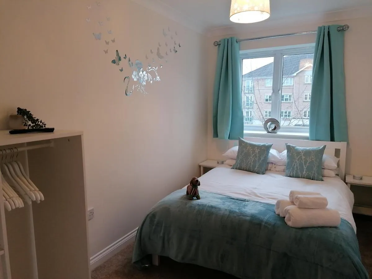 Luxury Modern 2 Bed Apartment, Free Undercroft Parking For 1 Car Southampton 0*,