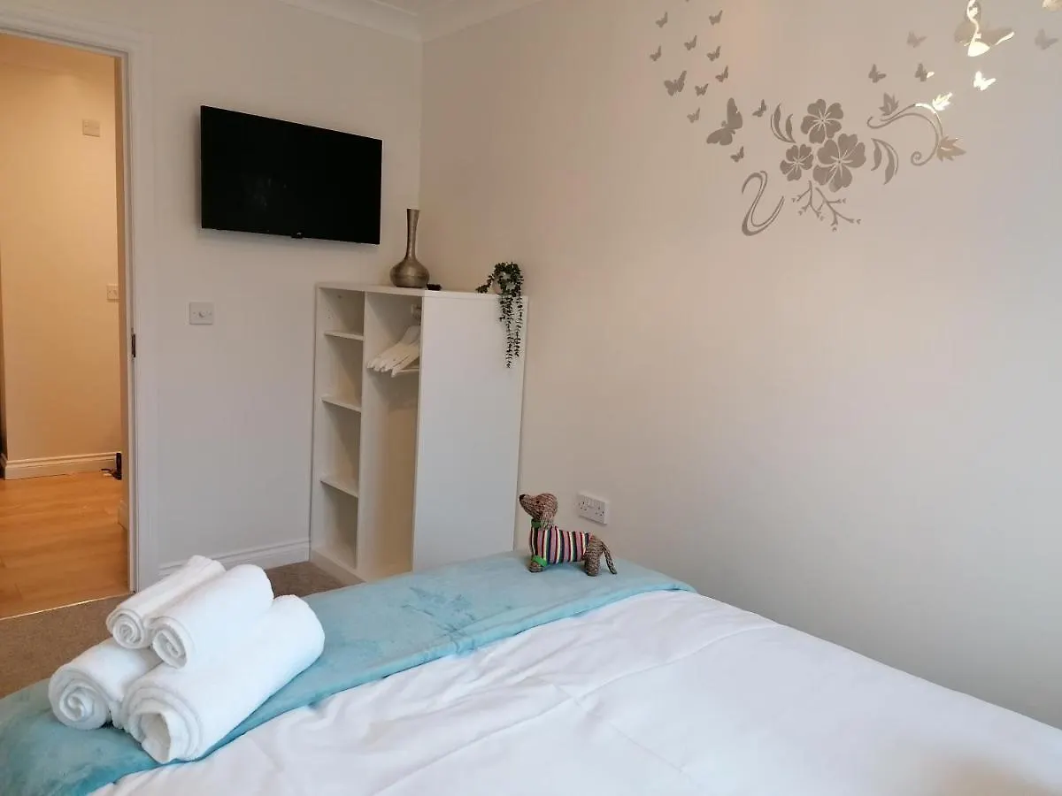 Luxury Modern 2 Bed Apartment, Free Undercroft Parking For 1 Car Southampton Apartment