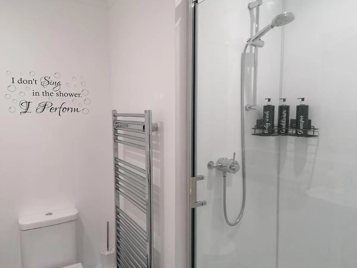 Luxury Modern 2 Bed Apartment, Free Undercroft Parking For 1 Car Southampton Apartment